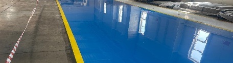 Blaue Epoxidharzfläche mit gelber Randlinie, Panoramaaufnahme