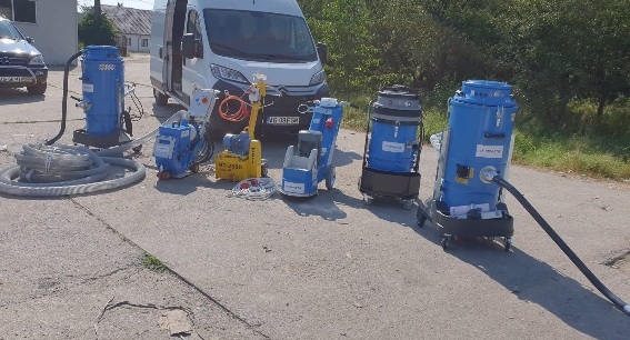 Maschinenpark vor dem Transporter: Industriesauger, Schleifmaschine und Fräse