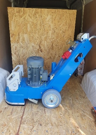 Bodenschleifmaschine im Transporter